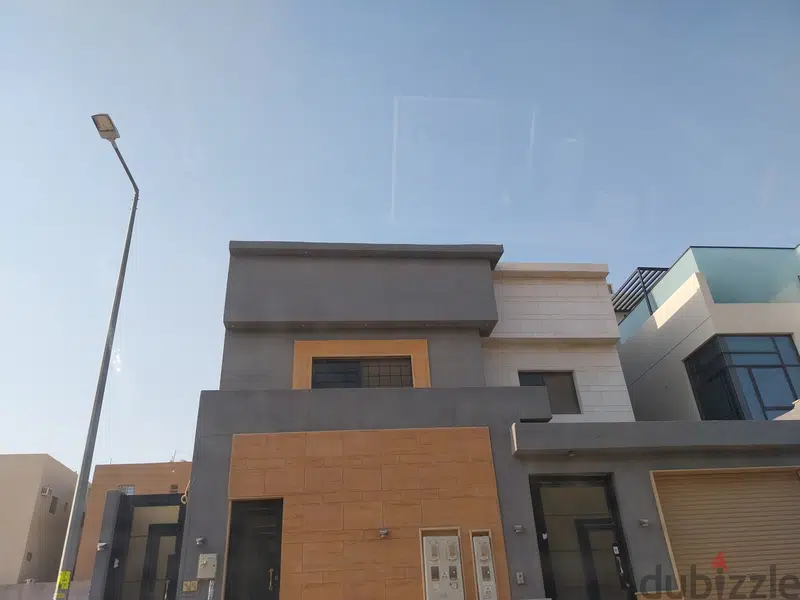 للبيع فيلا مساحة 360 درج داخلي مع شقتين حي العارض
