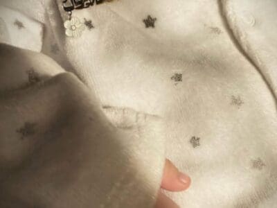 *دللي طفلتك ببروش يحمل اسمها مزين بلؤلؤ🌸* ا